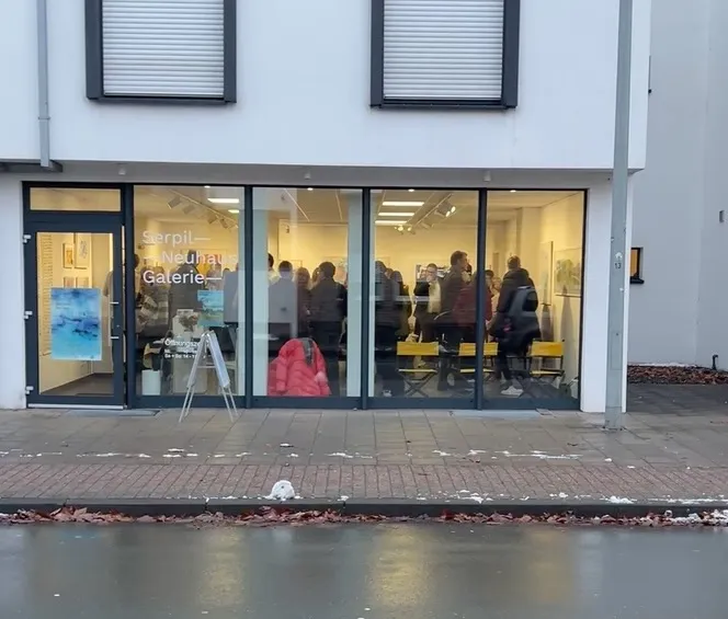 Exterior view of Serpil-Neuhaus-Galerie filled with visitors on opening night